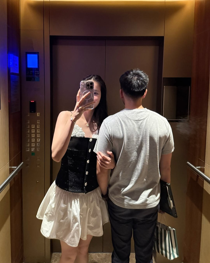 Nàng hậu thường xuyên khoe ảnh tình tứ bên chồng trên trang cá nhân.