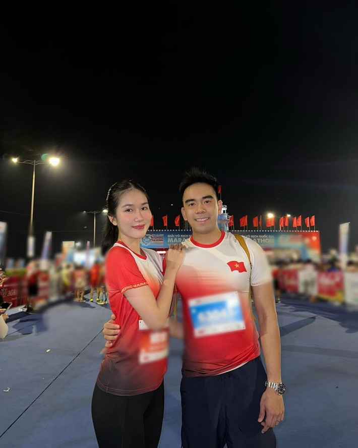 Phương Anh từng chia sẻ, cô có mối quan hệ tốt đẹp với gia đình chồng. "Mẹ chồng tôi rất dễ thương và chu đáo, luôn khen ngợi và yêu thích những món tôi chuẩn bị dù có thể chưa hoàn hảo", nàng hậu tiết lộ.