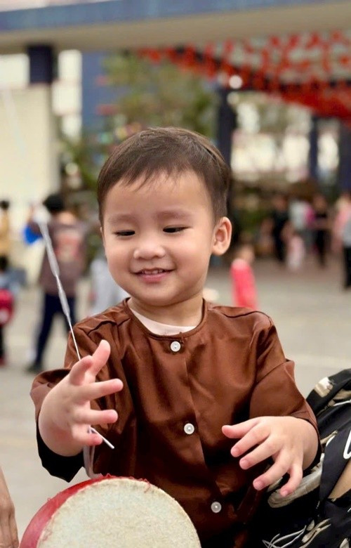 Con trai Hồ Quỳnh Hương sở hữu gương mặt tròn trịa, làn da sáng, đôi mắt to và trong veo luôn ánh lên nét hồn nhiên đúng tuổi. Mỗi khi cười, cậu bé để lộ biểu cảm dễ thương.