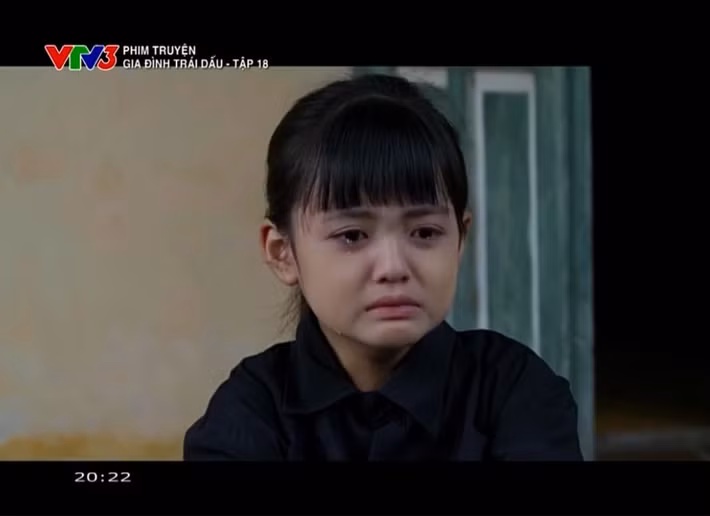 Cherry An Nhiên để lại ấn tượng ở những cảnh bé Nhi khóc vì nhớ mẹ, thể hiện cảm xúc tự nhiên, chạm tới sự đồng cảm của khán giả truyền hình. Ảnh: FB Cherry An Nhiên.