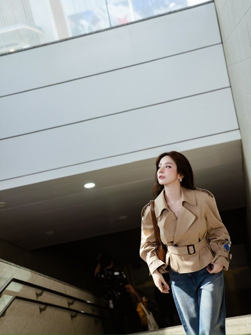 Áo khoác trench coat màu be kết hợp quần jeans mang lại cảm giác thanh lịch, hiện đại cho nữ DJ. Ngoài ra, góc chụp từ dưới lên càng làm nổi bật thần thái tự tin của Mie.