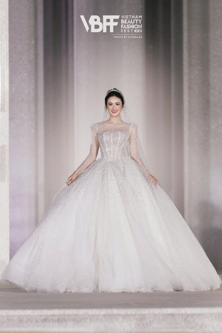 Ý Nhi chia sẻ trên trang cá nhân, nhìn thấy sự hồi hộp chuẩn bị của các thí sinh, cô rất nhớ đến khoảng thời gian bản thân còn là một thí sinh.