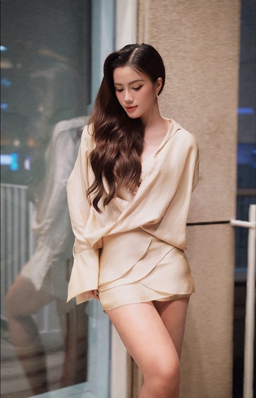 Minh Nhàn biết cách lựa chọn phong cách phù hợp, từ nhẹ nhàng, tinh tế đến gợi cảm, hiện đại, qua đó làm nổi bật vẻ đẹp trưởng thành và khí chất của một người phụ nữ tự tin, bản lĩnh.