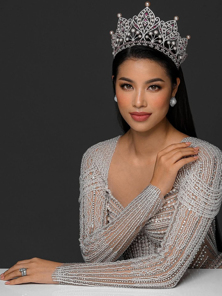 Tháng 10/2025, Phạm Hương đăng tải hình ảnh cũ, kỷ niệm 1 thập kỷ giành vương miện. Sau Hoa hậu Hoàn vũ Việt Nam 2015, cô thi Miss Universe 2015. Dù không vào top, Phạm Hương vẫn gây ấn tượng bởi tạo được sức hút với truyền thông quốc tế.