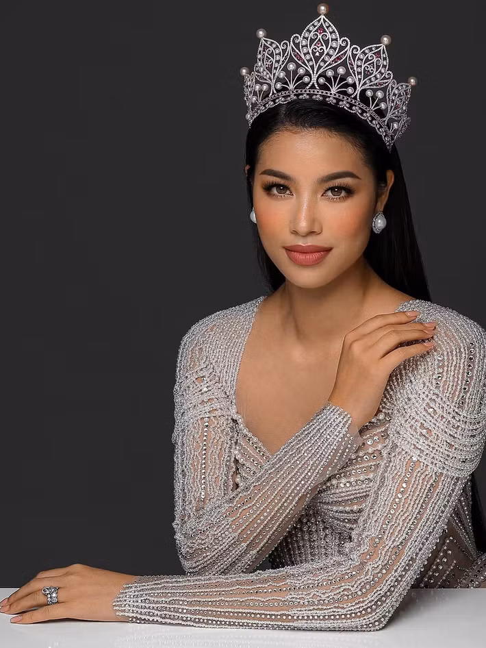 Tháng 10/2025, Phạm Hương đăng tải hình ảnh cũ, kỷ niệm 1 thập kỷ giành vương miện. Sau Hoa hậu Hoàn vũ Việt Nam 2015, cô thi Miss Universe 2015. Dù không vào top, Phạm Hương vẫn gây ấn tượng bởi tạo được sức hút với truyền thông quốc tế.