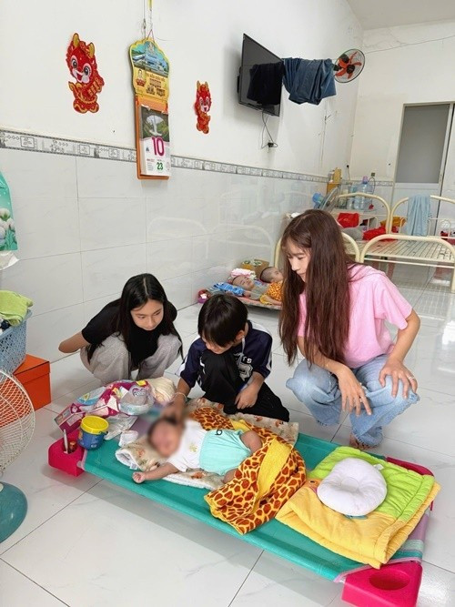 Minh Hà chia sẻ thêm: "Ở đây có bánh, mứt rất ngon. Các bạn ghé thăm các em ở đây nhớ ăn thử nha. Hà có để thông tin ở hình cho các bạn muốn mua nhé. Đây cũng là nguồn thu của chùa để nuôi các em đó cả nhà. Có ship đi các tỉnh và nước ngoài nha các bạn". Ảnh: FB Lý Hải - Minh Hà.