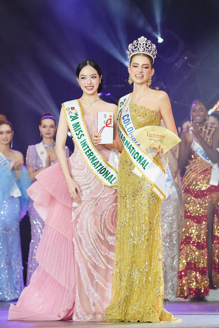 Thanh Thủy viết: "Có những tin nhắn chưa kịp trả lời, những lời yêu thương chưa kịp thấy, nhưng tất cả đều được Thủy trân trọng và ghi vào lòng. Cảm ơn mọi người đã trao cho Thủy tình yêu và niềm tin, điều mà đôi khi Thủy cảm thấy mình thật may mắn biết bao". Ảnh: FB Thanh Thủy.