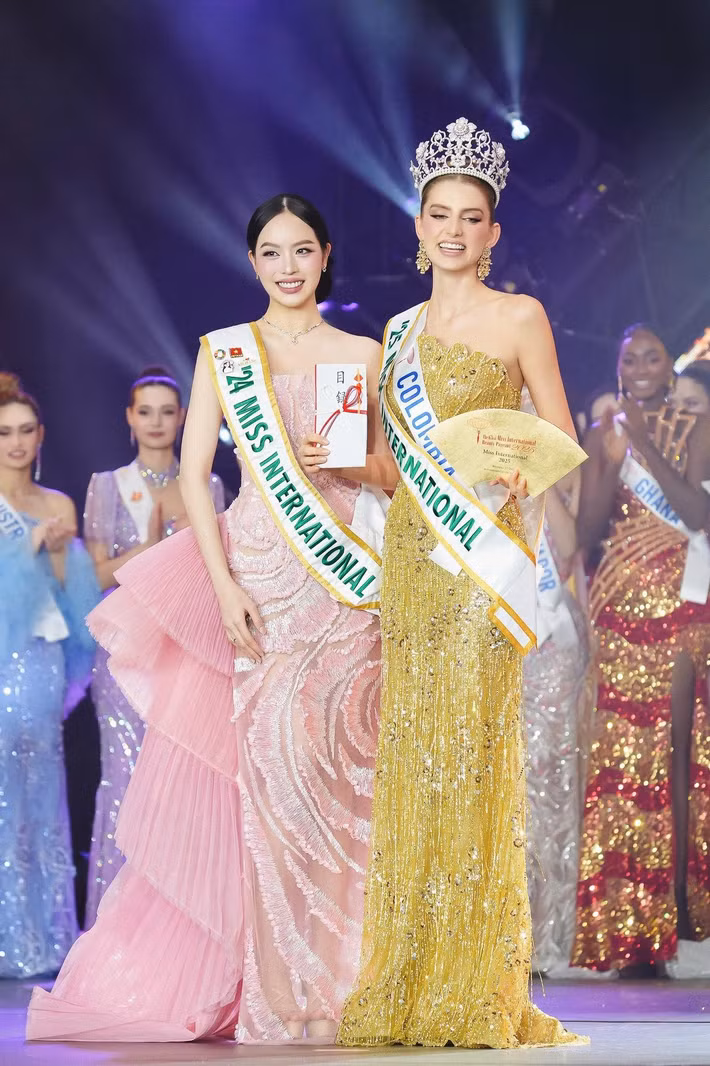 Thanh Thủy viết: "Có những tin nhắn chưa kịp trả lời, những lời yêu thương chưa kịp thấy, nhưng tất cả đều được Thủy trân trọng và ghi vào lòng. Cảm ơn mọi người đã trao cho Thủy tình yêu và niềm tin, điều mà đôi khi Thủy cảm thấy mình thật may mắn biết bao". Ảnh: FB Thanh Thủy.