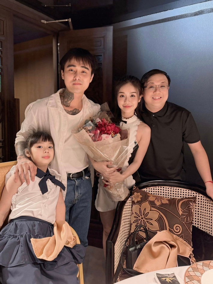 Sau đám cưới của Bảo Ngọc và Đạt G, nam diễn viên Gia Bảo cho biết, anh từng không ủng hộ chuyện tình của em gái. Nam diễn viên chia sẻ, anh tạm tin Đạt G. "Thời gian còn dài, hy vọng người bạn này sẽ bên cạnh Ngọc mãi", anh trai Bảo Ngọc viết trên trang cá nhân.