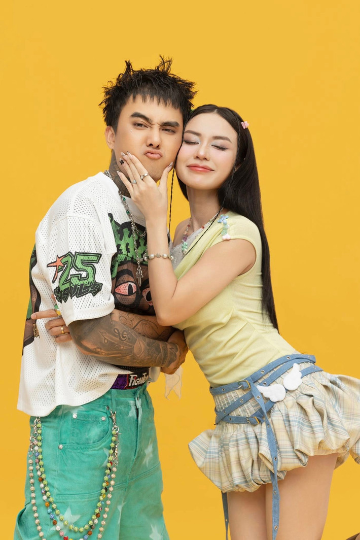 Bảo Ngọc hiếm hoi chia sẻ về kế hoạch sinh con chung với Đạt G. Cụ thể, khi một cư dân mạng để lại bình luận: “Năm nay đẻ thêm bé trai thì quá tuyệt vời”, cô đáp lại: “Dạ năm sau nữa nha”.