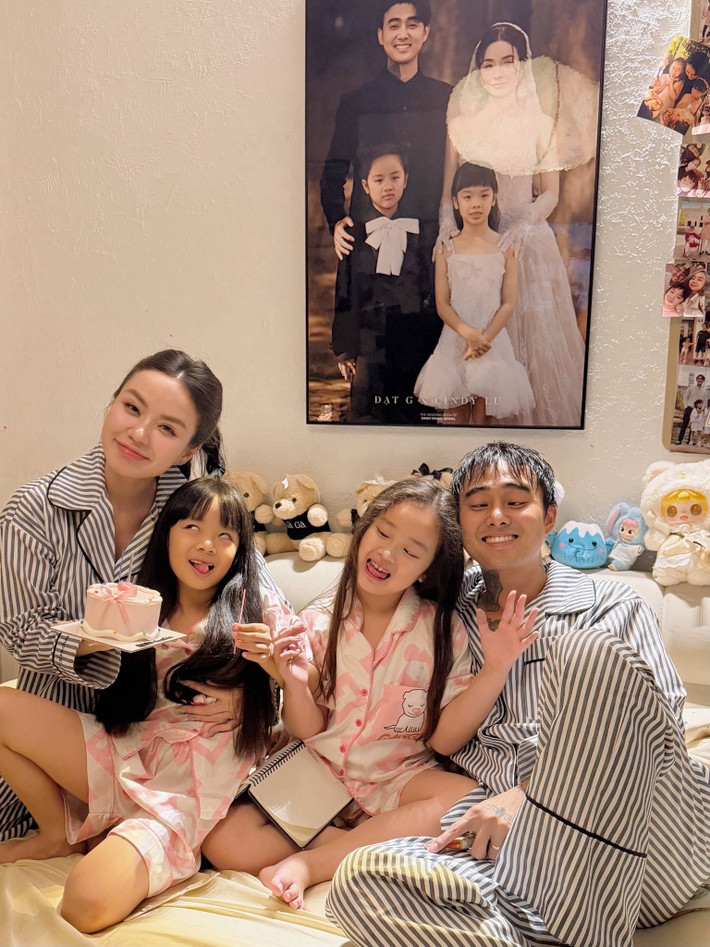 Bảo Ngọc nhắn nhủ bé Cún: "Chúc Cún yêu tuổi lên 7, luôn ngoan ngoãn, xinh đẹp, luôn sống hạnh phúc trong vòng tay của ba, mami, chị hai và gia đình của mình, cả nhà yêu thương con rất nhiều, “ca sĩ nổi tiếng nhất” trong tương lai".