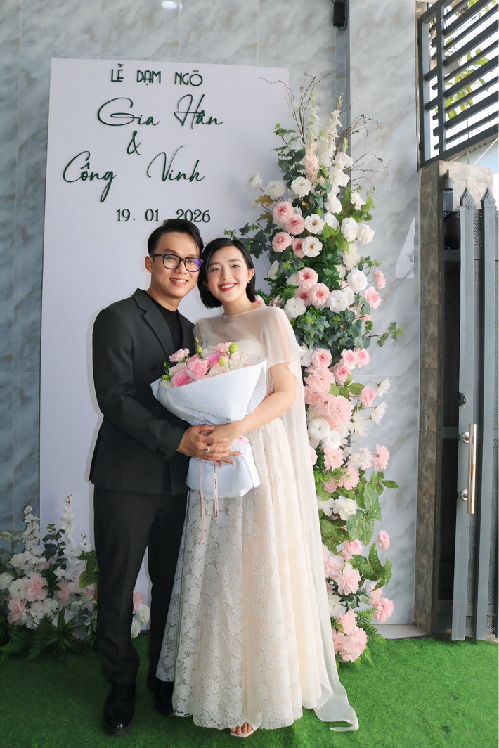 Chia sẻ hình ảnh lễ dạm ngõ, Quản Hân viết trên trang cá nhân: "Chúng con cảm ơn ba mẹ hai bên đã thương, đã yêu, đã cho chúng con được bắt đầu hành trình này trong sự đủ đầy và yêu thương. Cảm ơn Gia đình The TVFace, anh chị em, bạn bè đã gửi những lời chúc ấm áp và tốt đẹp. Đợi thiệp tụi mình quẩy tung trời chuyến này nhé".