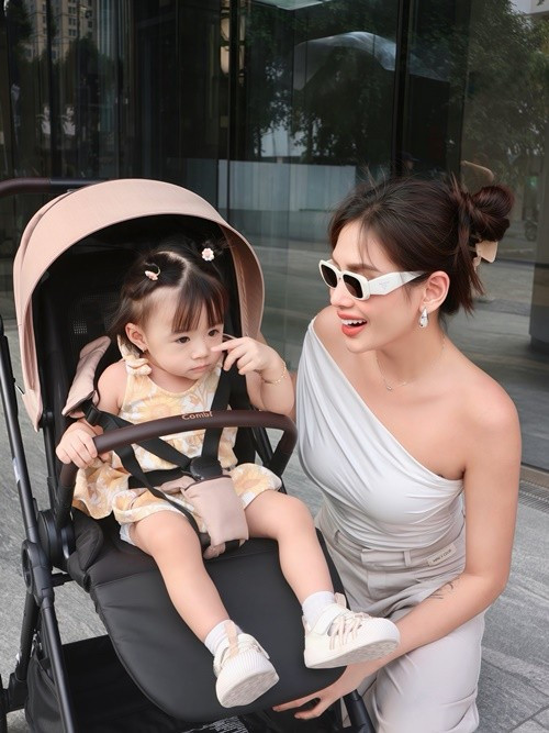 Võ Hoàng Yến có nhiều thay đổi sau khi có con. Theo Thể Thao Văn Hóa, nữ người mẫu tâm sự, từ một cô gái từng thức khuya cày phim, giờ đây cô thức trắng đêm để chăm sóc con.