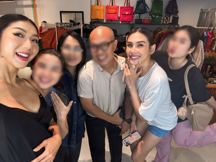 Nữ người mẫu bận rộn làm việc khi về Việt Nam.