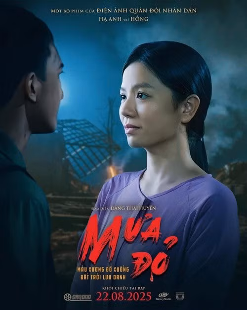 Trong phim Mưa đỏ, Hạ Anh đóng vai Hồng - cô lái đò dũng cảm, gan dạ. Ảnh: Thế Giới Điện Ảnh.