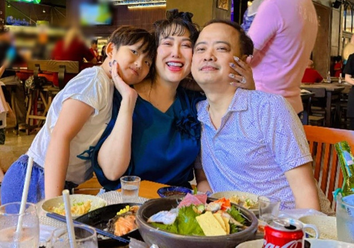 Khi Phi Thanh Vân bận rộn, doanh nhân Chí Phú sẽ trông nom và chăm sóc con trai của nữ diễn viên. Ảnh: FB Phi Thanh Vân.