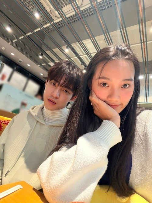 Á hậu Quỳnh Anh và TikToker Neyun chính thức công khai hẹn hò vào năm 2025 khi chia sẻ đoạn clip ghi lại khoảnh khắc trao nhau nụ hôn trong bữa tiệc lãng mạn nhân dịp 20/10. Từ đó đến nay, cặp đôi liên tục đồng hành trong nhiều hoạt động đời thường lẫn sự kiện. Ảnh: FB Quỳnh Anh.