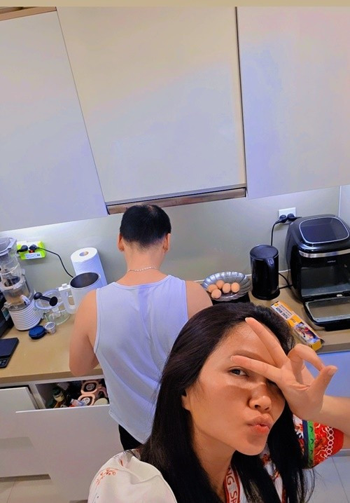 Ở nhà, Tuấn Khôi - chồng H'hen Niê là đầu bếp chính. Ảnh: FB H'hen Niê.