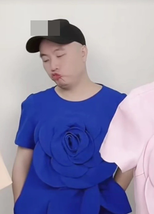 Theo Harper’s Bazaar Việt Nam, Đỗ Mạnh Cường tốt nghiệp trường thời trang Chambre Syndicale de la Couture Parisienne tại Paris, Pháp. Anh có kinh nghiệm làm việc cho hai thương hiệu Pháp danh tiếng Christian Dior và Dominique Sirop sau khi tốt nghiệp. Nhiều năm qua, Đỗ Mạnh Cường làm giám khảo và kinh doanh thời trang. Năm 2025, anh gây chú ý khi mặc váy livestream bán hàng. Ảnh: Znews.