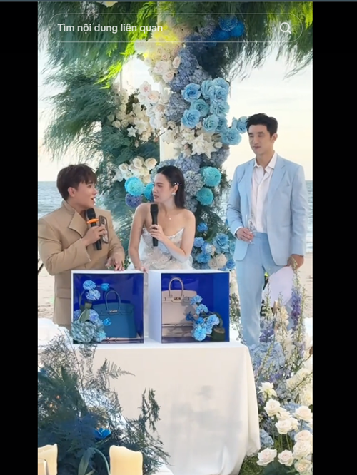 Midu được chồng thiếu gia tặng 2 chiếc túi hàng hiệu. "Lần đầu gặp nhau là ở biển, 1 năm sau cũng ở biển. Nên anh chọn món quà có 2 màu này", Minh Đạt chia sẻ lý do chọn hai chiếc túi màu xanh và trắng. Ảnh: TikTok Tiến Công.