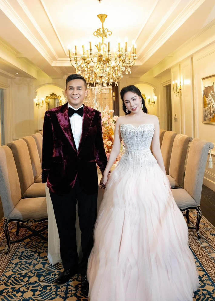 Cặp đôi giữ kín chuyện tình cảm cho đến ngày tổ chức đám cưới. Ảnh: FB Hồ Quỳnh Hương.