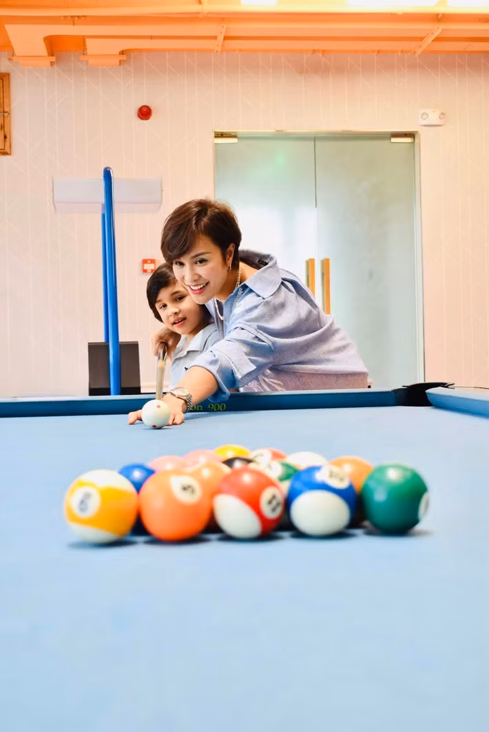 Phương Mai tiết lộ, con trai ở với cô luân phiên cách tuần. “Tôi đưa bé đi du lịch, cùng học đàn, hát, chơi thể thao, chăm mèo. Mọi thứ giữa 2 mẹ con rất hạnh phúc, không có nhiều thay đổi so với trước đây”, nữ MC trải lòng.