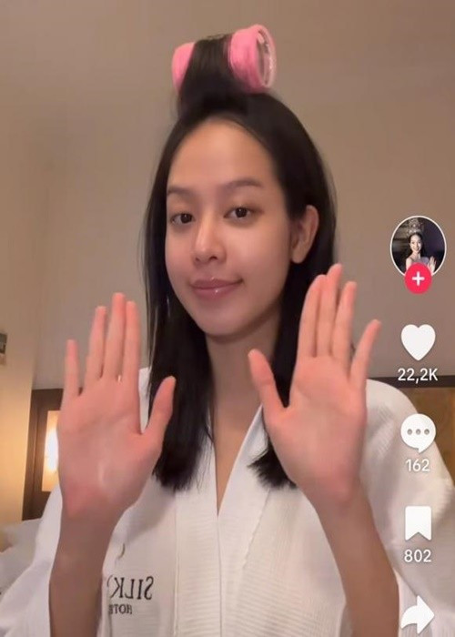 Thanh Thủy tự tin tẩy trang để lộ gương mặt không son phấn. Ảnh: Thương Hiệu Pháp Luật.