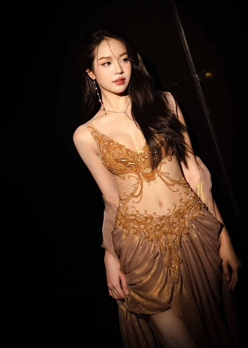 Ngoài tham gia các sự kiện giải trí, làm người mẫu, Thanh Thủy còn đóng MV Dancing In The Dark của Soobin Hoàng Sơn. Ảnh FB Thanh Thủy.