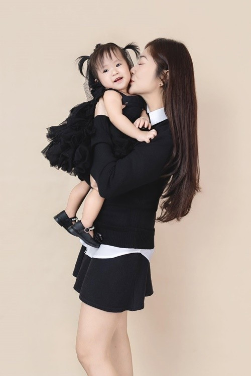 Nữ diễn viên nhớ lại, một năm trước, cô đang nôn nao lo lắng vì con vẫn còn muốn ở trong bụng mẹ, chưa chịu ra. Ảnh: FB Thanh Trúc.