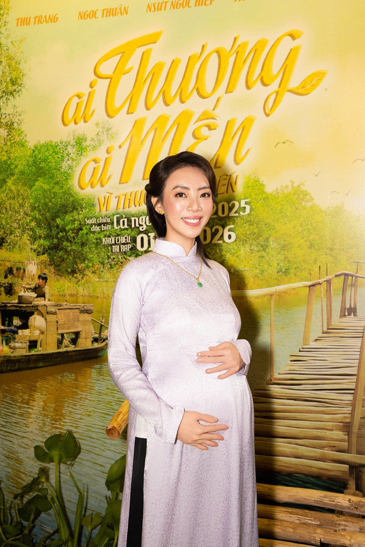 "Cảm ơn bà con cô bác gần xa đã đến chung vui trong đám giỗ của gia đình Hai Mến nha. Nay cụng hơi nhiều nên Mến quắc cần câu luôn, trong đám giỗ có gì sai sót thì mong bà con thông cảm bỏ qua", Thu Trang hài hước viết. Ảnh: FB Thu Trang.