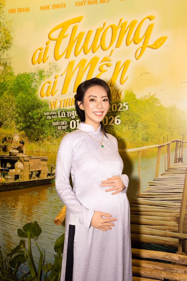 "Cảm ơn bà con cô bác gần xa đã đến chung vui trong đám giỗ của gia đình Hai Mến nha. Nay cụng hơi nhiều nên Mến quắc cần câu luôn, trong đám giỗ có gì sai sót thì mong bà con thông cảm bỏ qua", Thu Trang hài hước viết. Ảnh: FB Thu Trang.