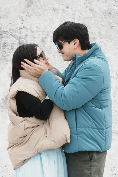 Nữ MC cho biết suốt 6 năm qua, mỗi khi đăng bài liên quan đến chồng, cô đều nhận nhiều bình luận trái chiều, từ chê bai nhan sắc đến những nhận xét cho rằng “lấy cô là phí cho chồng”.