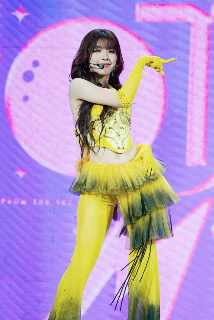 Cũng sau chương trình, Lamoon cho thấy sự thay đổi rõ rệt trong phong cách trình diễn. Theo Tiền Phong, thay vì theo đuổi hình tượng mang màu sắc hoạt hình như trước, cô thử sức với nhiều phong cách đa dạng, từ sôi động đến quyến rũ. Ảnh: FB Lamoon.