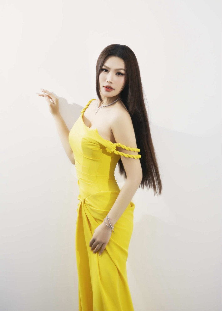 Á hậu Cẩm Ly liên tục làm mới hình ảnh qua những bộ ảnh mang hơi hướng thời trang cao cấp, khi sắc lạnh, quyền lực, lúc lại phóng khoáng, tự do.