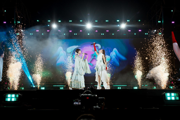 "Có thể đồng hành với nhau ngoài chương trình là điều vô cùng quý giá. Chỉ cần Chi thành công và hạnh phúc, mình cũng sẽ thật lòng vui mừng và tự hào cho bạn. Cảm ơn Chi đã khiến tuổi 23 của mình có thêm một khoảnh khắc không thể nào quên”, Khả Lâu bày tỏ. Ảnh: FB Phương Mỹ Chi.