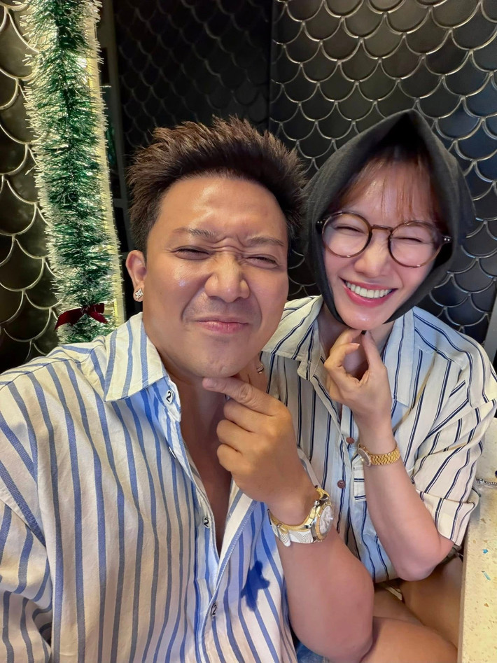 Mới đây, Trấn Thành khoe loạt ảnh cùng Hari Won đi ăn uống. Ảnh: FB Trấn Thành.