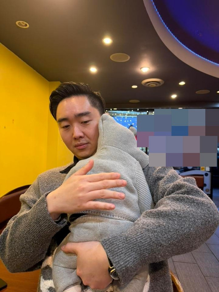 Không chỉ quan tâm, đồng hành cùng vợ, Thanh Duy còn dành nhiều tình cảm cho con riêng của Diễm Hương, khéo léo chăm sóc bé Ong cùng cô vun vén tổ ấm một cách nhẹ nhàng, bền bỉ.