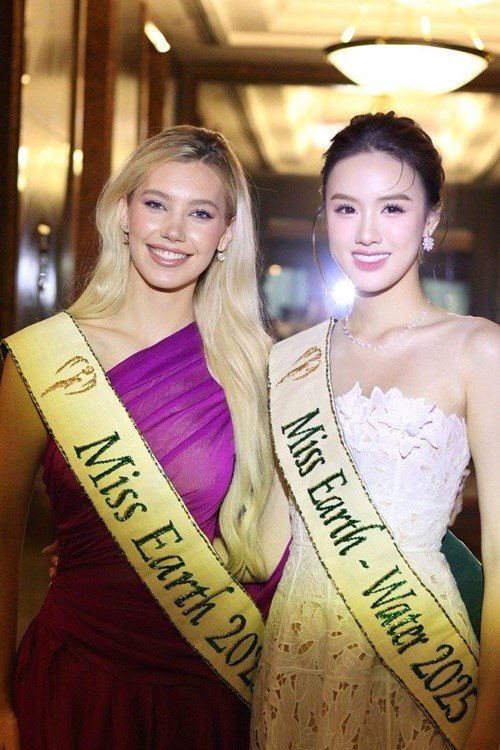 Đại diện Việt Nam thân thiết với mỹ nhân Cộng hòa Czech Natalie Puskinova. Ít ngày trước, Natalie đăng quang Miss Earth 2025. Ảnh: FB Trịnh Mỹ Anh.
