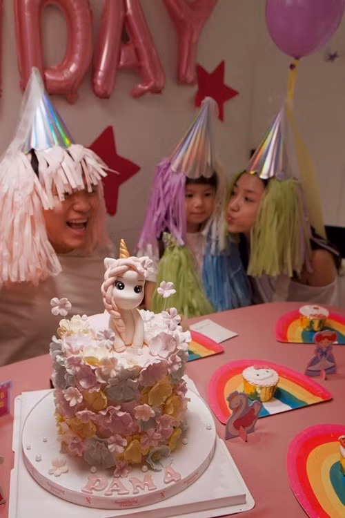 Salim cho biết gia đình còn chuẩn bị riêng cho Pam một chiếc bánh sinh nhật trang trí kỳ lân, thỏ, cầu vồng và hoa trong buổi tiệc tổ chức tại lớp.