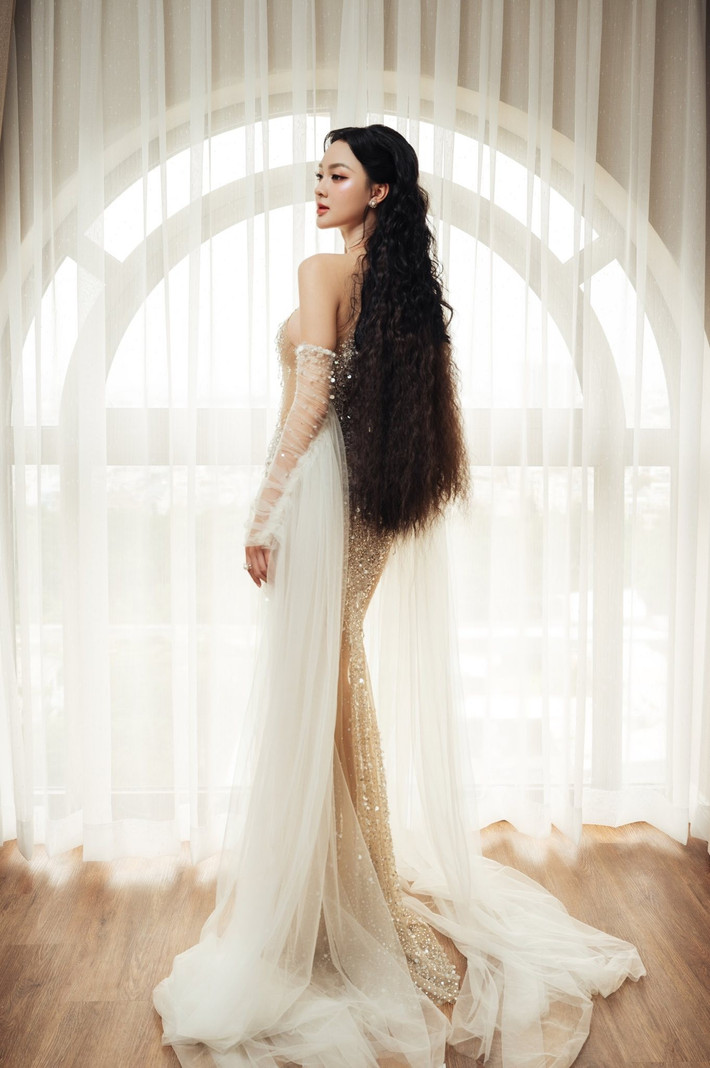 Mới đây, theo Znews, cư dân mạng phát hiện cầu thủ Nguyễn Đình Bắc từng "thả tim" một bài đăng của Á hậu Cẩm Ly. Phía nàng hậu để lại tương tác dưới hai bài viết của Đình Bắc trước đây. Ảnh: FB Cẩm Ly.