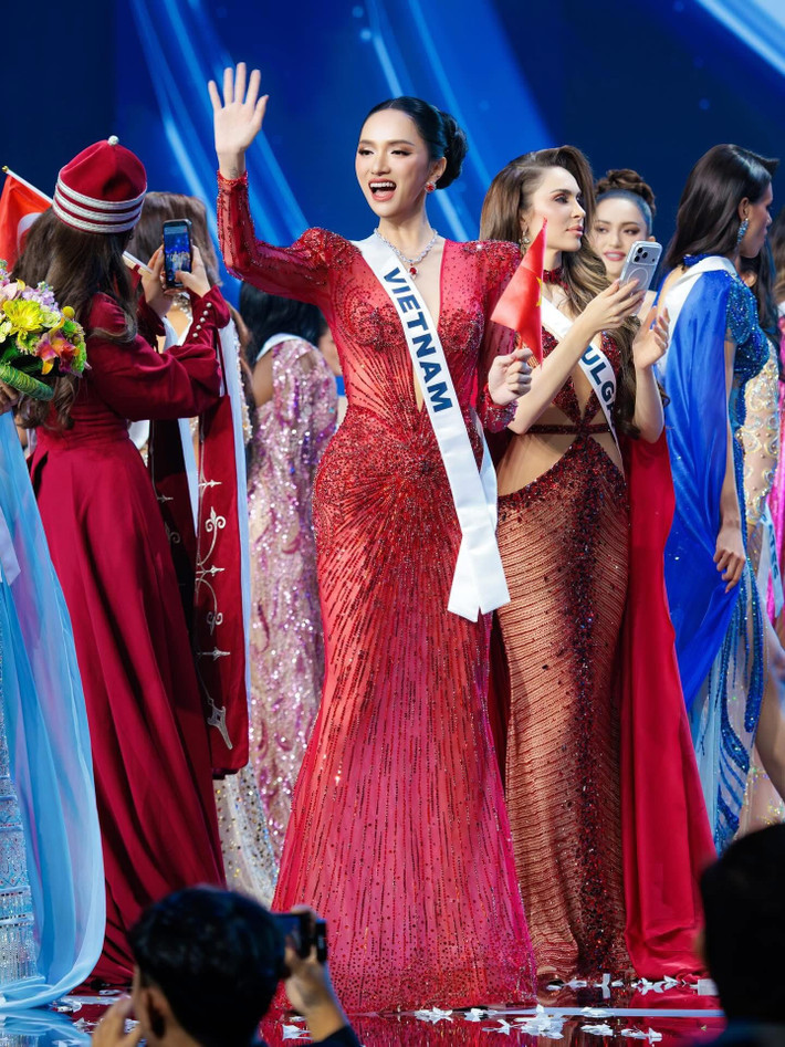 Miss Grand International All Stars 2026 là cuộc thi nhan sắc quốc tế thứ ba mà Hương Giang tham dự. Hiện tại, mỹ nhân chuyển giới chưa lên tiếng về lý do tiếp tục hành trình chinh phục sân chơi sắc đẹp.