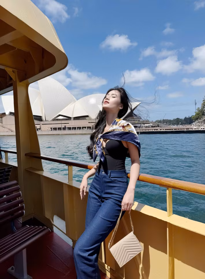 Trước đó, nàng hậu đếm từng ngày trở về Việt Nam để đồng hành cùng Miss World Vietnam 2025 với vai trò đương kim hoa hậu. Ảnh: FB Ý Nhi.