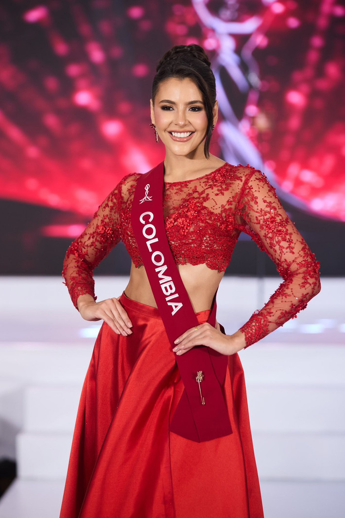 Mariia Jose Chacon Montano - đại diện Colombia năm nay 24 tuổi, cao 1m67, có số đo ba vòng 84-60-100cm.