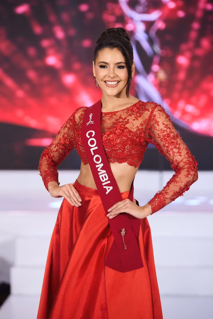 Mariia Jose Chacon Montano - đại diện Colombia năm nay 24 tuổi, cao 1m67, có số đo ba vòng 84-60-100cm.