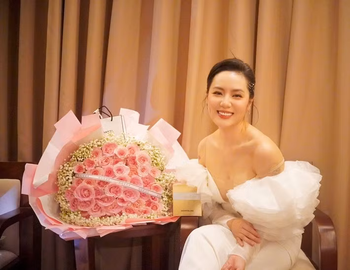 Theo Tiền Phong, nhờ ca khúc Cơn gió lạ, Phương Linh có thể mua nhà, xe với số lượng không chỉ dừng lại ở con số một. Ảnh: FB Phương Linh.