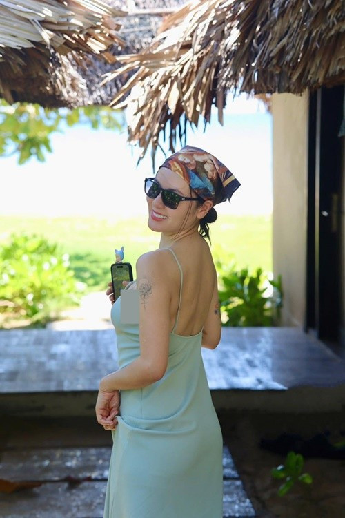 Các mẫu váy chất liệu mỏng nhẹ, bó sát, hở lưng giúp Phương Linh khoe đường cong nuột nà. Ảnh: FB Phương Linh.