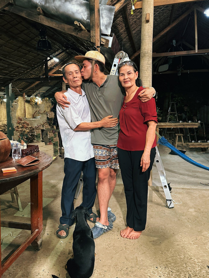 Vợ chồng cô chú Chín sống ở huyện Giồng Trôm, tỉnh Bến Tre (cũ), nay là tỉnh Vĩnh Long.