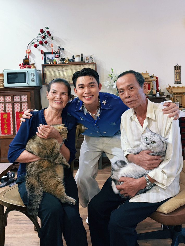 Trên trang cá nhân, khoe ảnh bên vợ chồng cô chú Chín Cường, nam ca sĩ Jun Phạm viết: "Thật là hạnh phúc khi chú thím Chín có dịp qua thăm nhà Jun! Con cảm ơn chú thím thật nhiều".