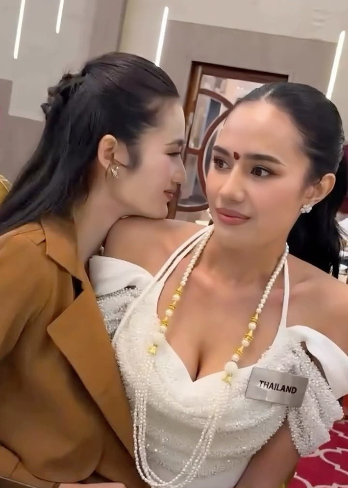 "Với tôi, đây là hành trình đáng nhớ và các thí sinh từ khắp nơi là những người bạn đồng hành để học hỏi và kết nối hơn là đặt nặng chuyện so sánh. Tôi từng có dịp gặp gỡ đại diện Scotland khi bạn ghé thăm Việt Nam và mong có thêm nhiều kỷ niệm đẹp với các thí sinh khác trong hành trình sắp tới", Ý Nhi chia sẻ trên Vietnamnet trước khi nhập cuộc. Ảnh: FB Ý Nhi.