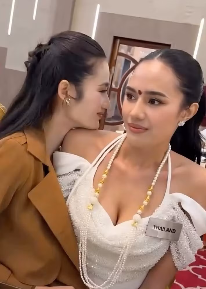 "Với tôi, đây là hành trình đáng nhớ và các thí sinh từ khắp nơi là những người bạn đồng hành để học hỏi và kết nối hơn là đặt nặng chuyện so sánh. Tôi từng có dịp gặp gỡ đại diện Scotland khi bạn ghé thăm Việt Nam và mong có thêm nhiều kỷ niệm đẹp với các thí sinh khác trong hành trình sắp tới", Ý Nhi chia sẻ trên Vietnamnet trước khi nhập cuộc. Ảnh: FB Ý Nhi.